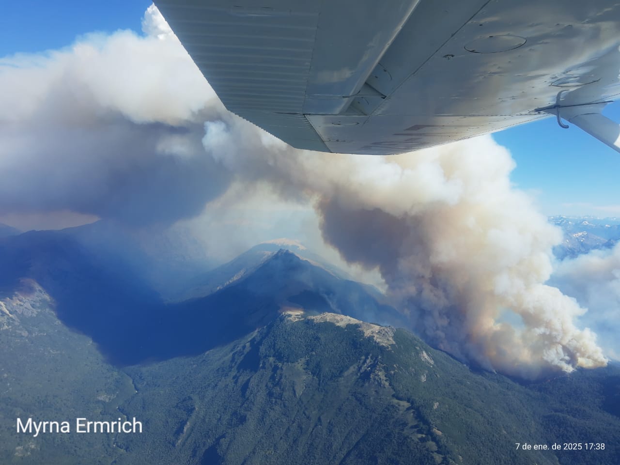 Aumento en la actividad del incendio en la zona de Los Manzanos