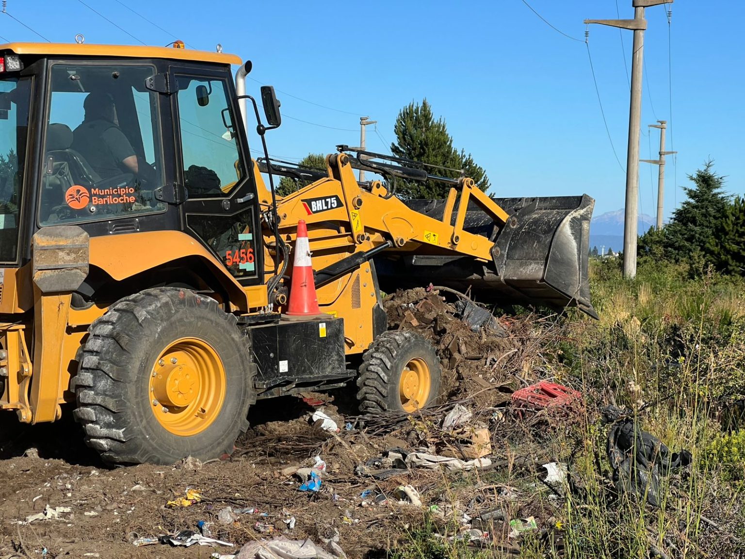 El Municipio de Bariloche desmantela un nuevo microbasural en Altos del Este