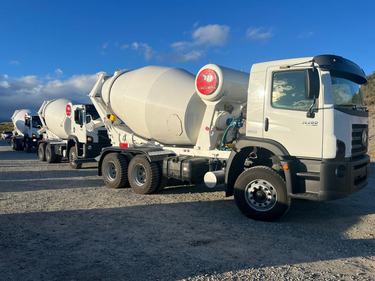 Llegaron a Bariloche tres camiones mixers para la planta de hormigón