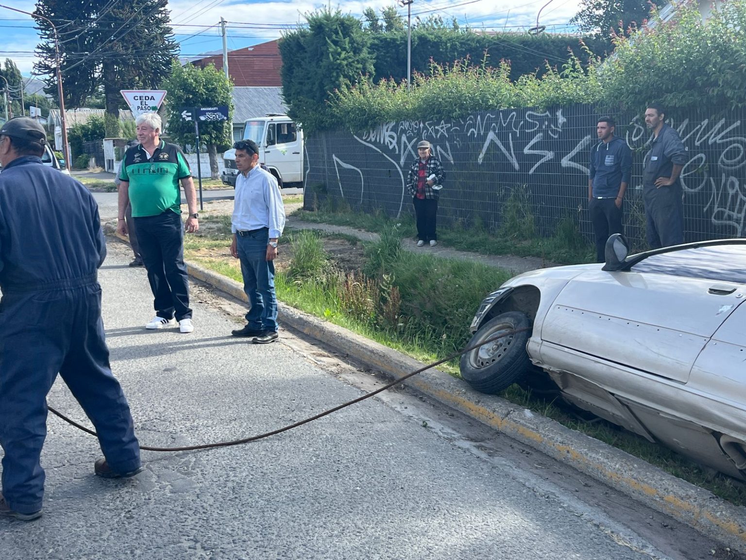 Retiran un auto caído en una zanja