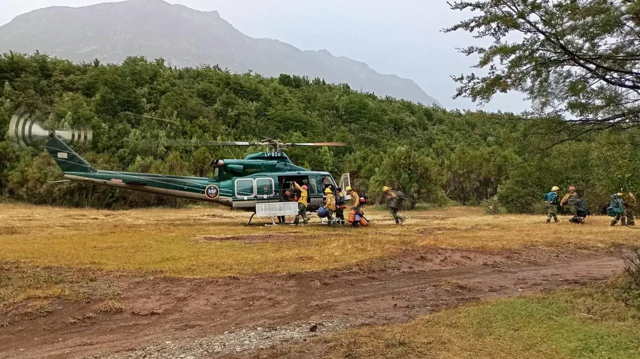 SPLIF intensifica las tareas de combate contra el incendio en Los Manzanos