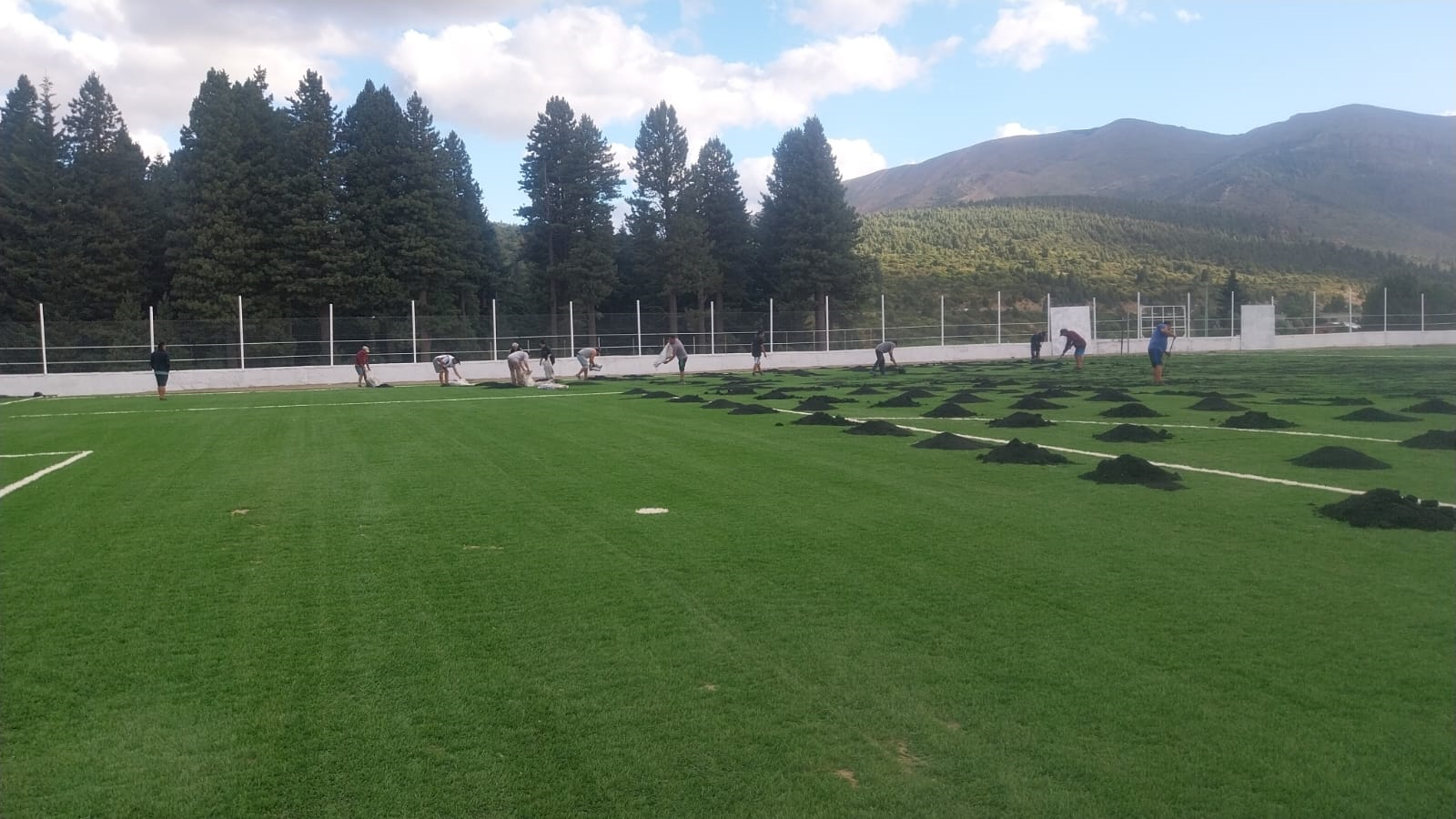 Continúan los trabajos en las canchas nuevas y tradicionales de Adeful Bariloche