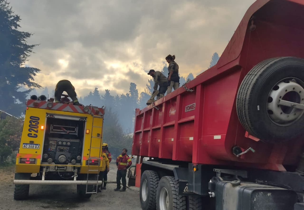 Vialidad Nacional colabora en la lucha contra el incendio de bosques en Epuyén