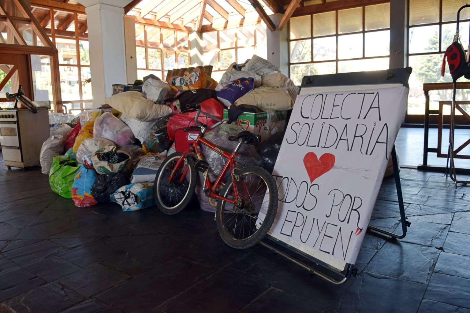 Trasladan donaciones de Bariloche a Epuyen