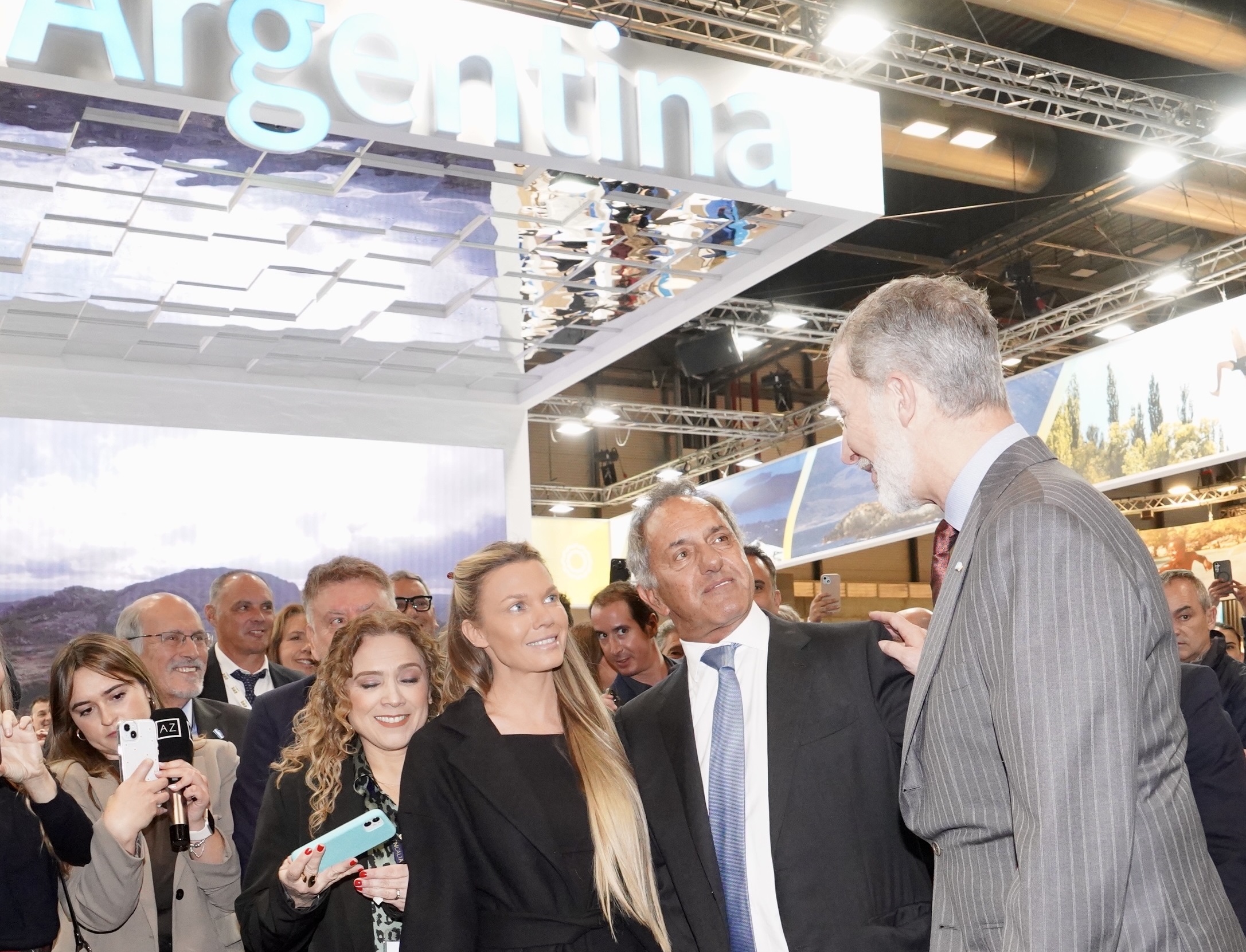 Los reyes de España visitaron el stand argentino en su recorrida por el FITUR 2025