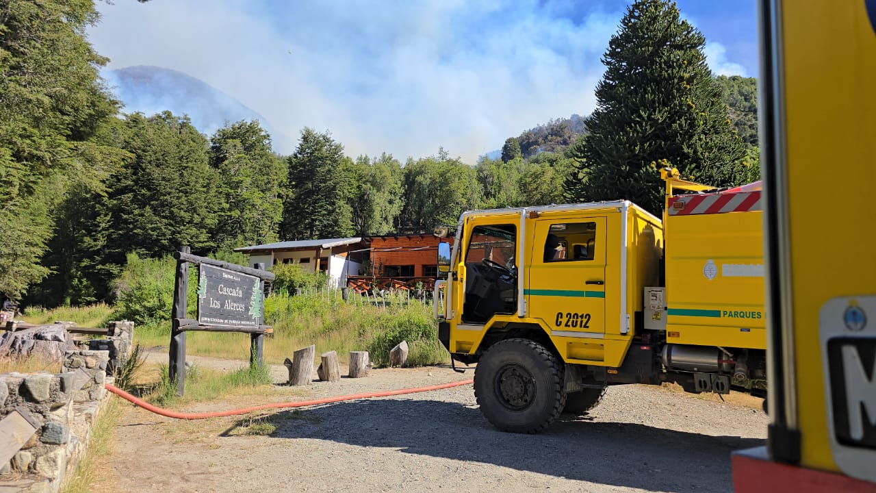 Incendio en Los Manzanos: la estrategia se centra en proteger a las poblaciones más cercanas al fuego