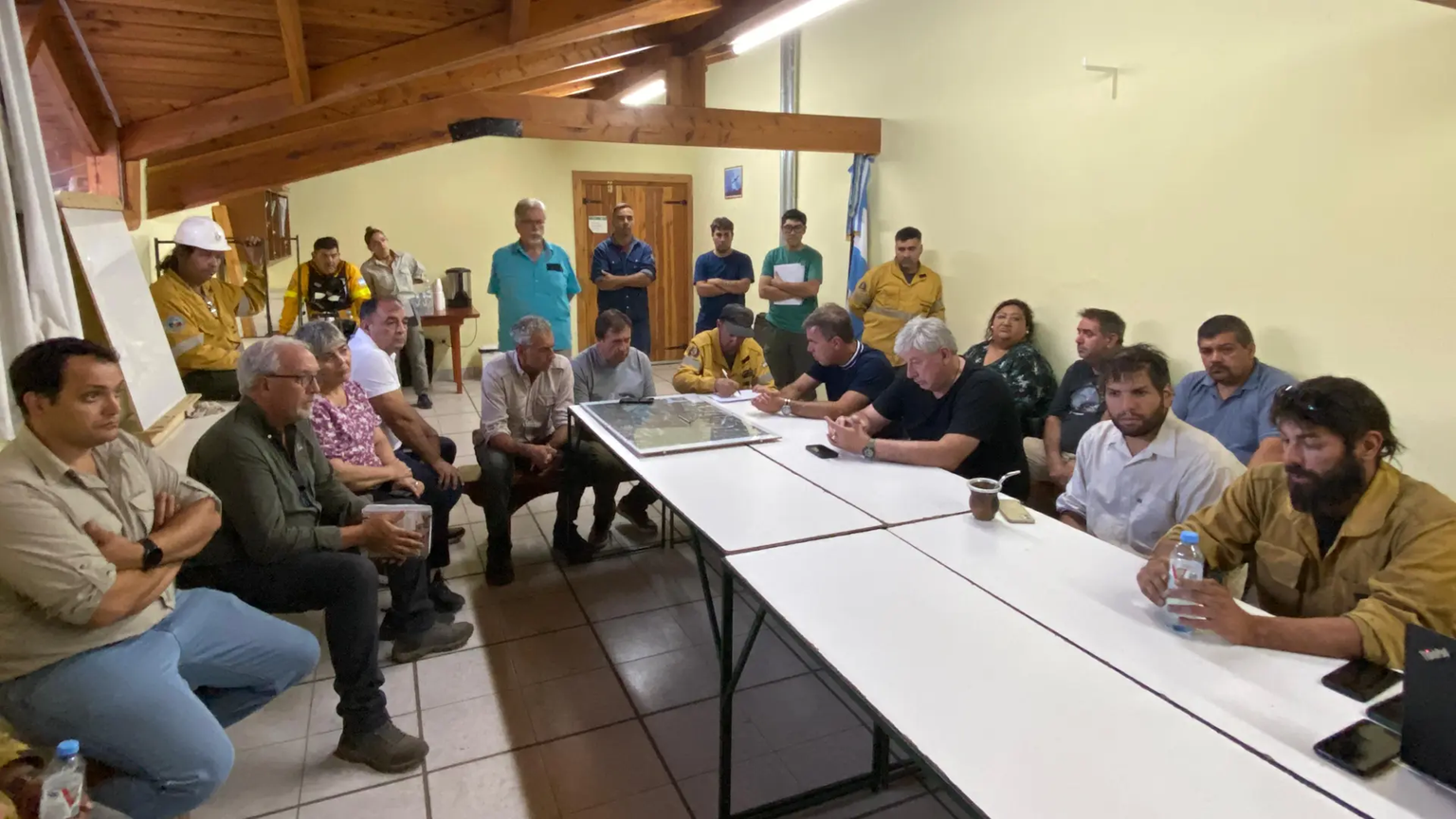 Incendio en El Bolsón: Weretilneck participó de la reunión del COEM