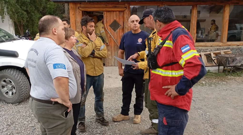 Amplio despliegue por incendio en El Bolsón: Weretilneck llega al lugar