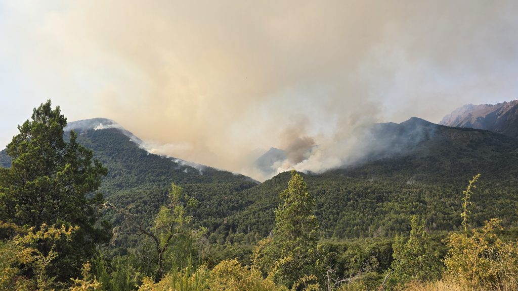 Incendio en Los Manzanos: situación compleja por las condiciones meteorológicas adversas