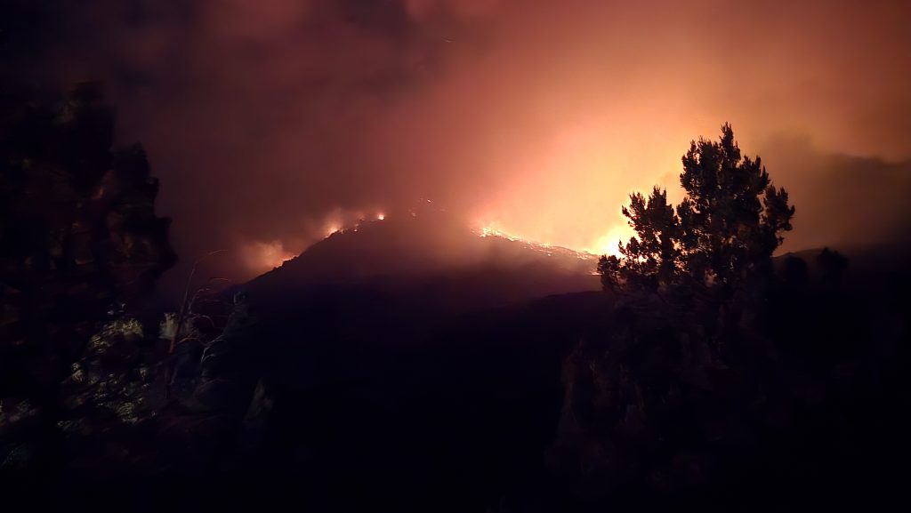 Incendio en Los Manzanos: grandes columnas se dirigieron a la zona de El Manso Inferior