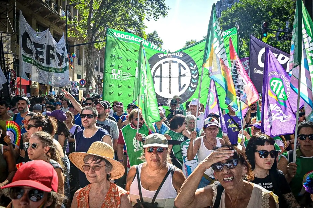 ATE llenó de colores las calles de todo el país frente a la oscuridad de Milei