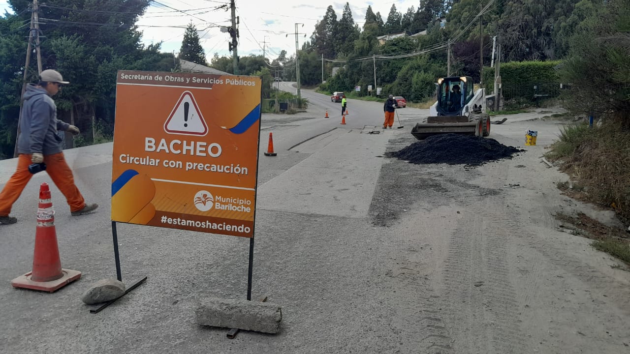 Precaución por bacheo en km 6 de Pioneros