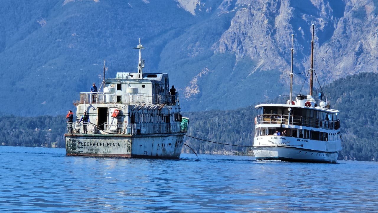 Bariloche: se retiró el Flecha del Plata, un barco abandonado en el Lago Nahuel Huapi