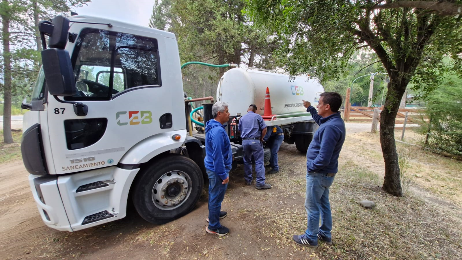 La CEB aportó un camión cisterna para el combate contra los incendios de El Bolsón