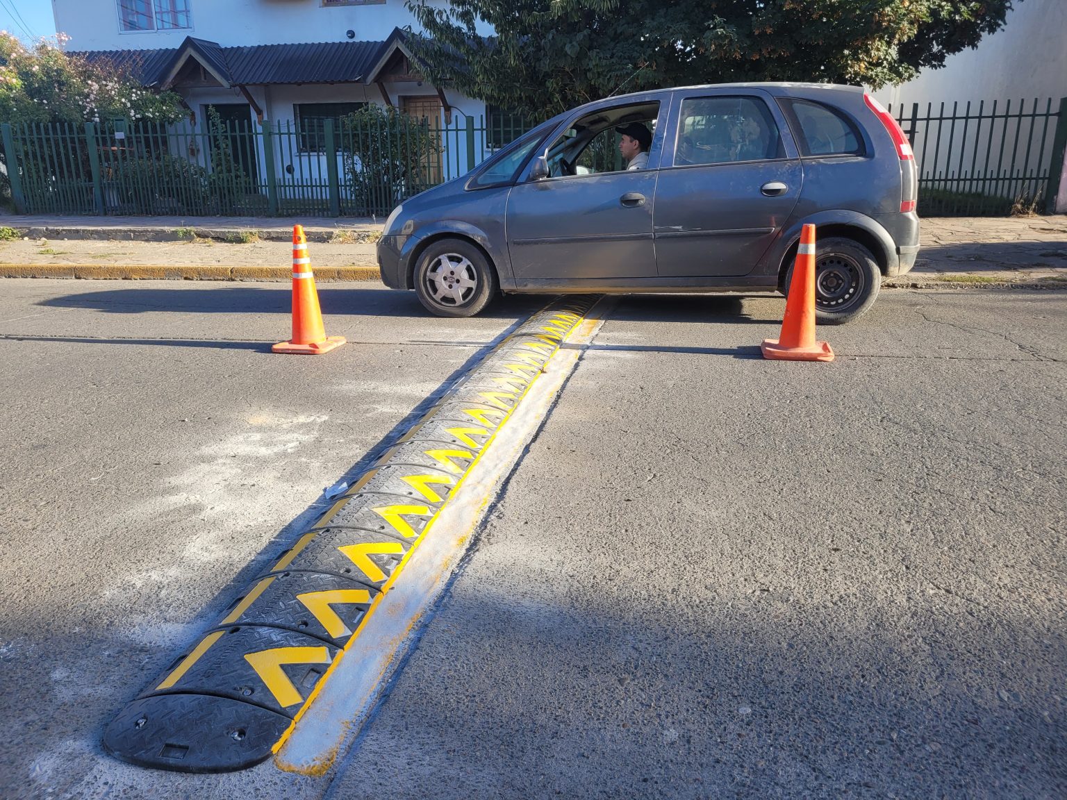 Reductores de velocidad y cartelería en Av. 12 de Octubre