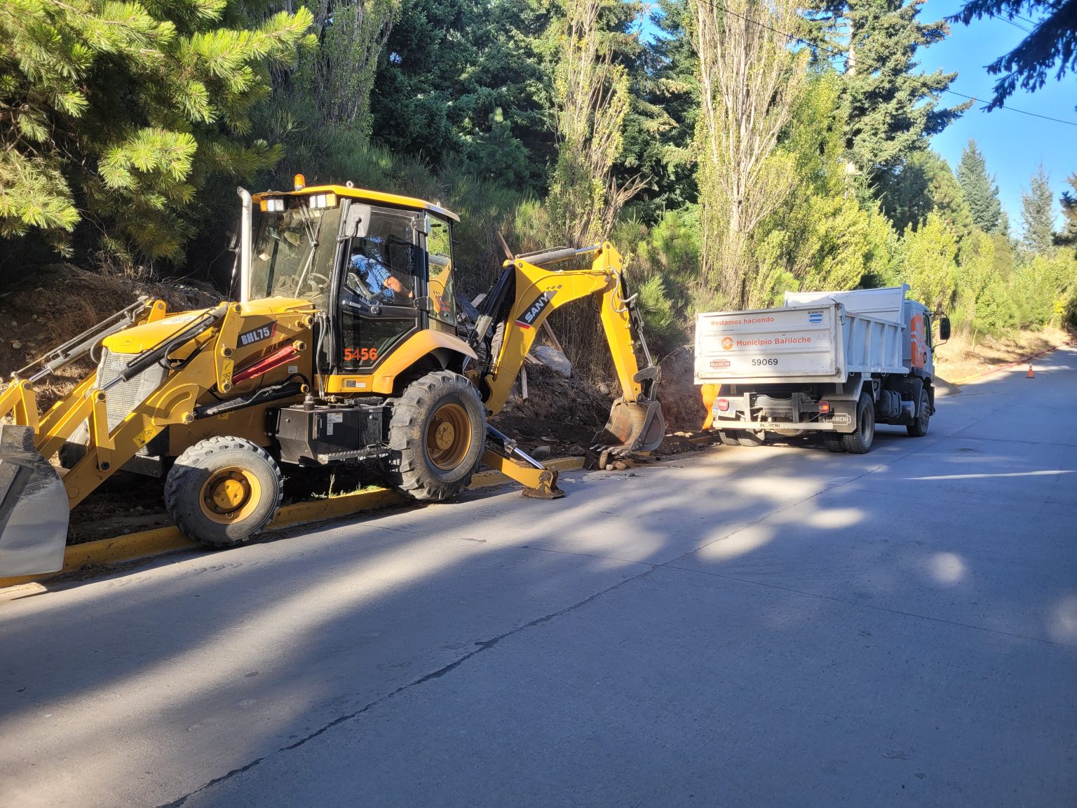 Se inicia la construcción de la vereda en la calle Carriego cerca de la terminal