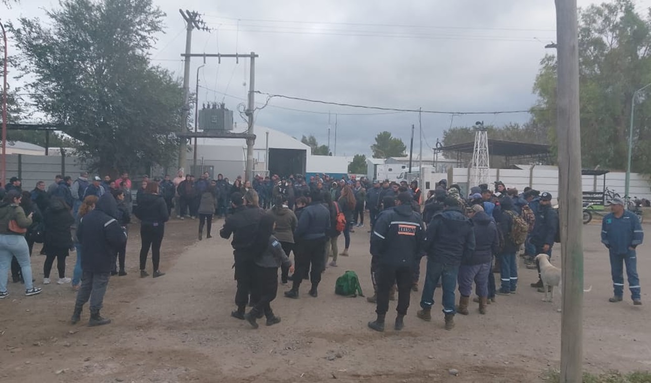 Alerta y asamblea permanente por despidos masivos en la Municipalidad de Catriel