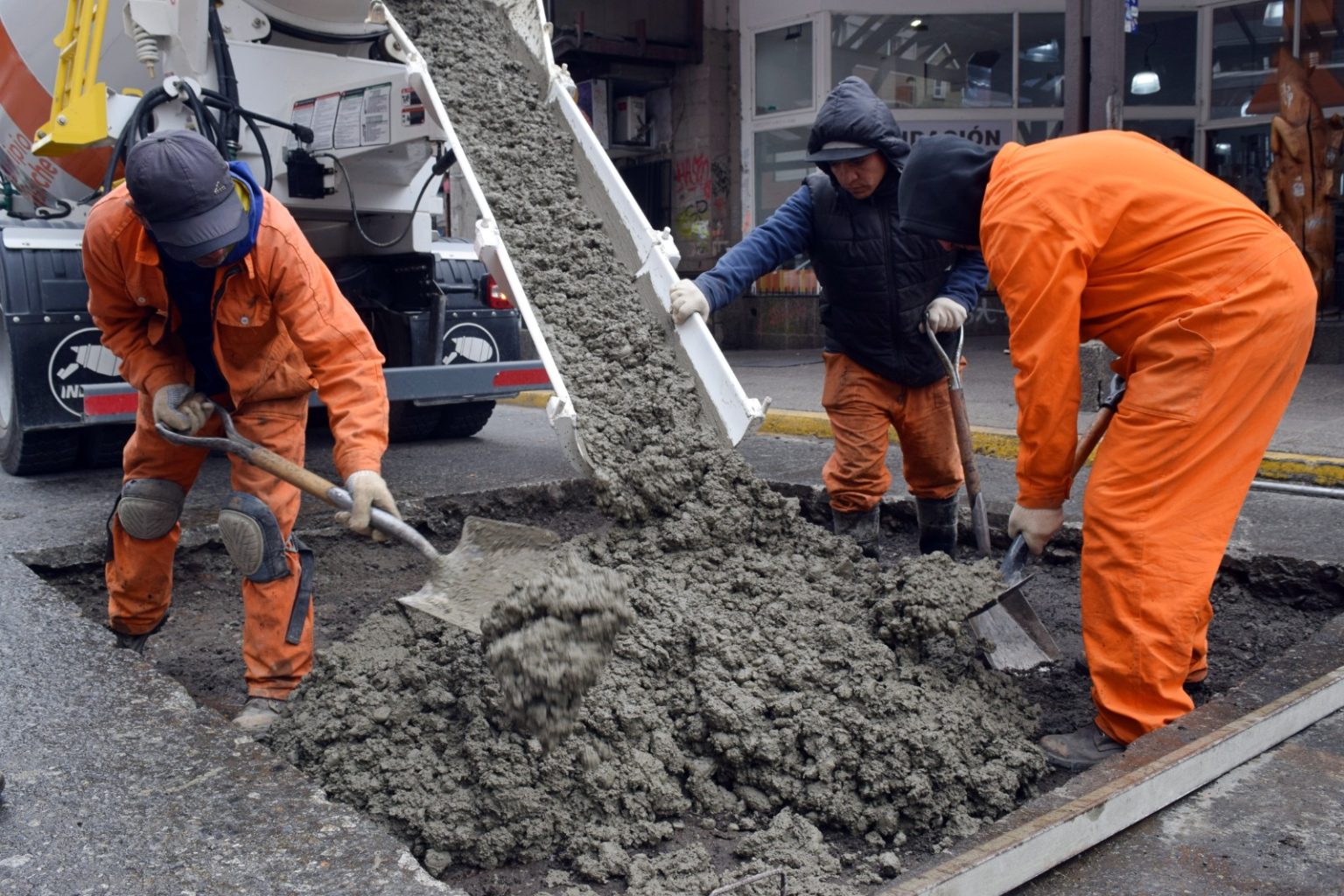 Trabajos de bacheo en las calles de Bariloche