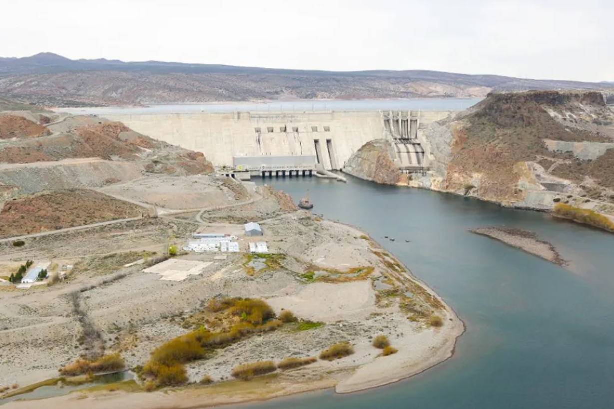 Neuquén y Río Negro analizan los pliegos para la venta de las represas hidroeléctricas