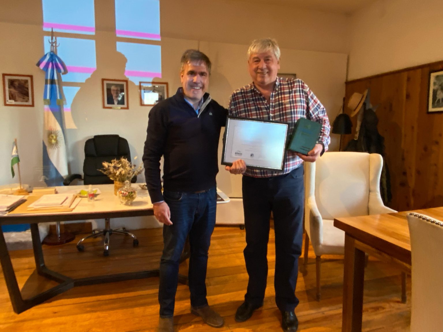 Cortés recibió un reconocimiento del intendente de El Bolsón