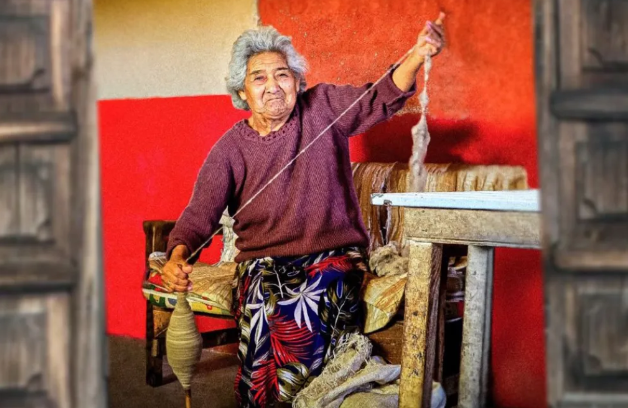Juana Cañicul pasa sus días realizando hilados con el tradicional huso