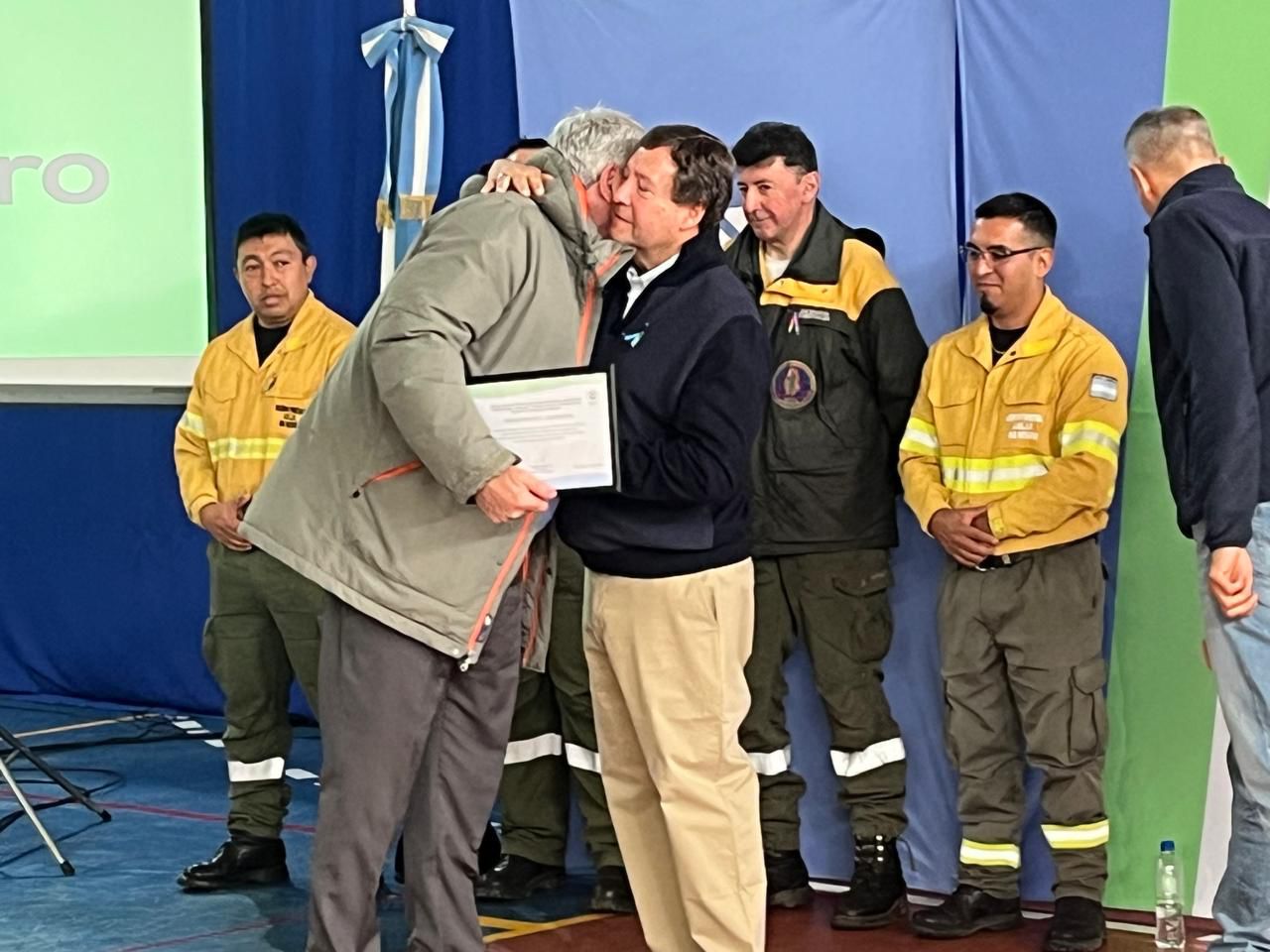 Reconocimiento al municipio de Bariloche por su colaboración en el combate de incendios en El Bolsón