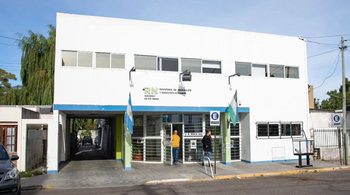 Estudiante de Roca cambió su relato: Nunca nos llegó comida en mal estado