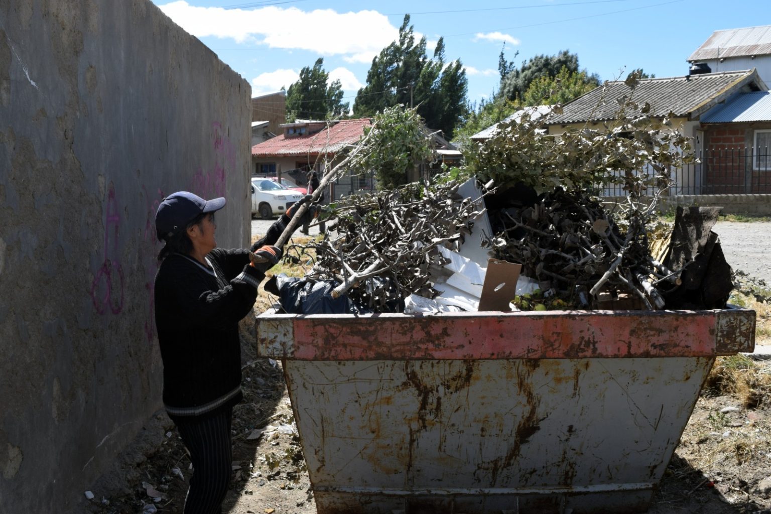 Volquetes en el barrio Lera