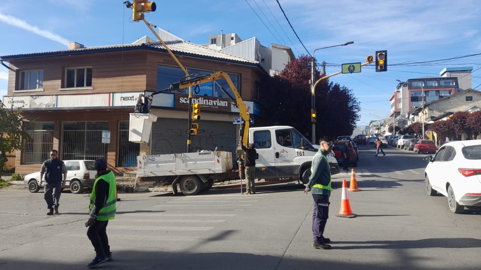 Reparan el semáforo en Gallardo y Onelli