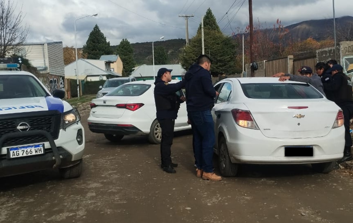 Tres detenidos con 2 armas y estupefacientes en Bariloche