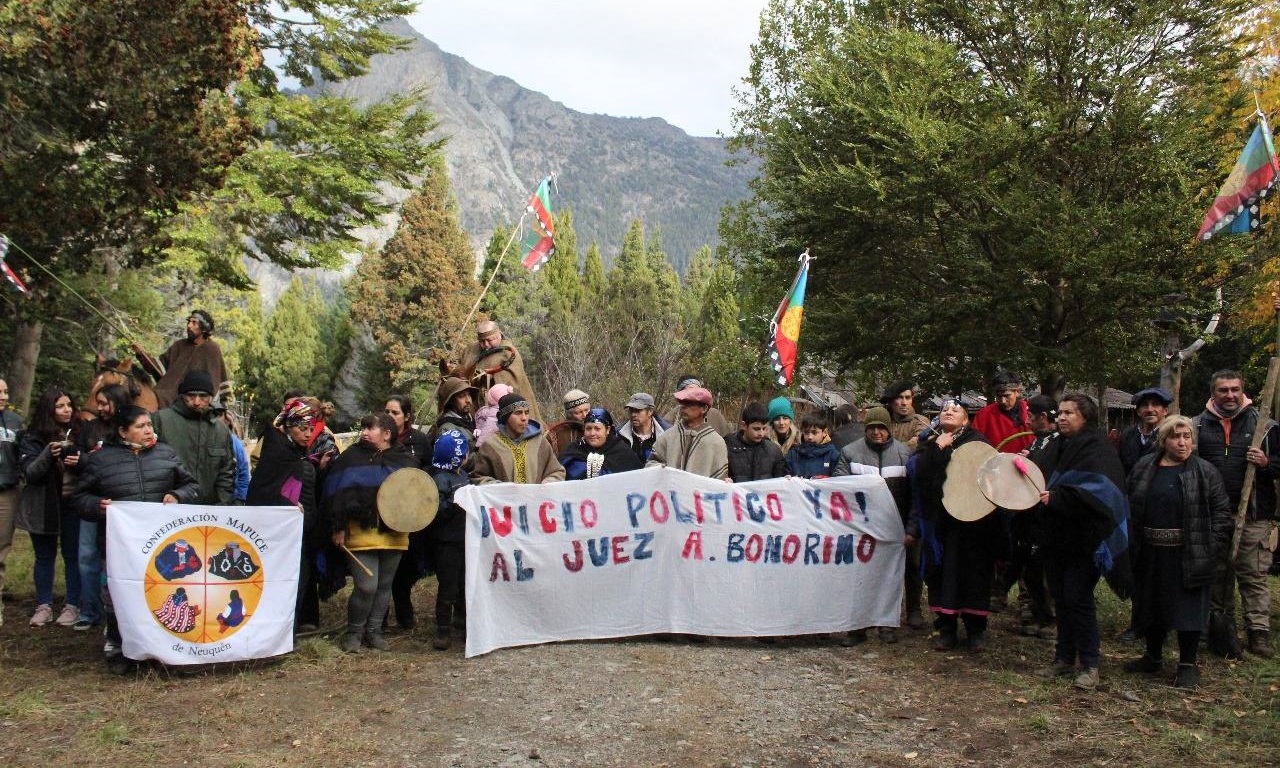 Bariloche: caravana en apoyo a las Lof Mapuche Melo y Quintriqueo con orden de desalojo