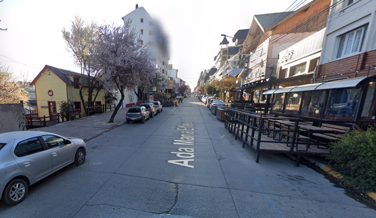 Responsabilizan a empresa de transporte por chocar un auto estacionado en el centro de Bariloche