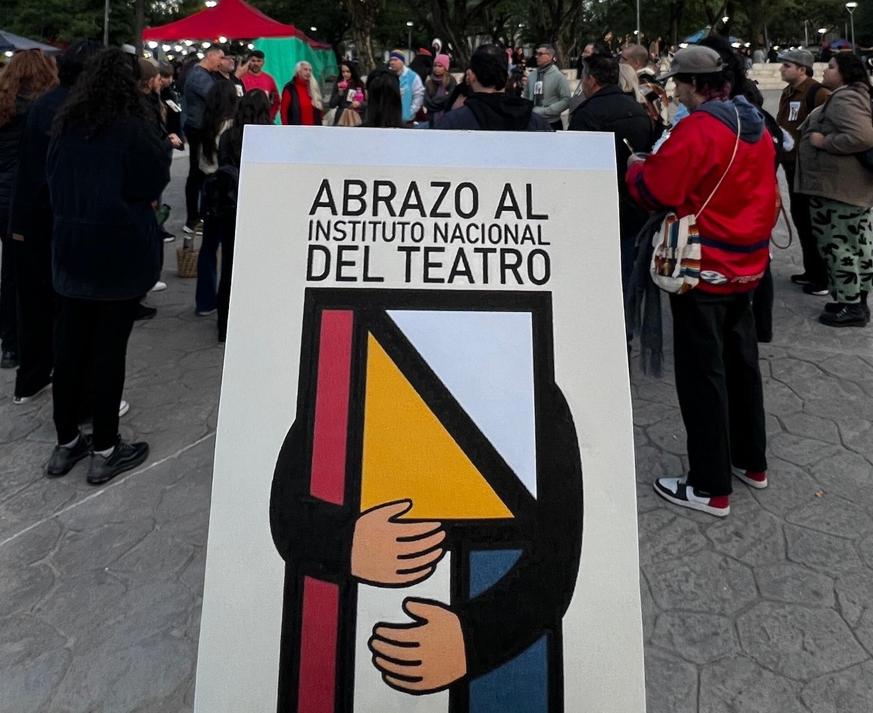 Fuerte rechazo al decreto que desmantela la autarquía del Instituto Nacional del Teatro