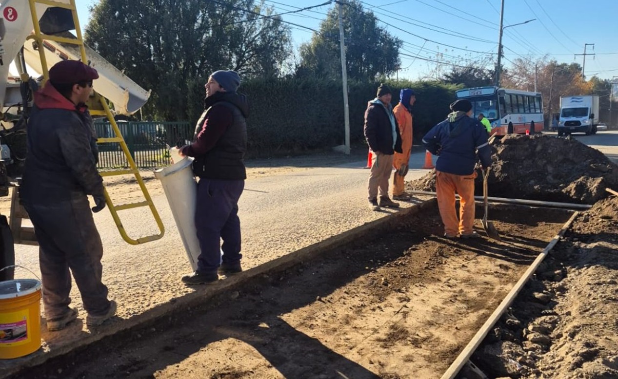 Trabajos de bacheo en Av. de los Pioneros y Escritores Argentinos