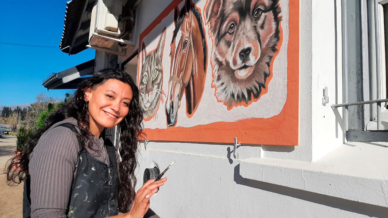 El mural de Vale Aves transforma el ingreso en Sanidad Animal