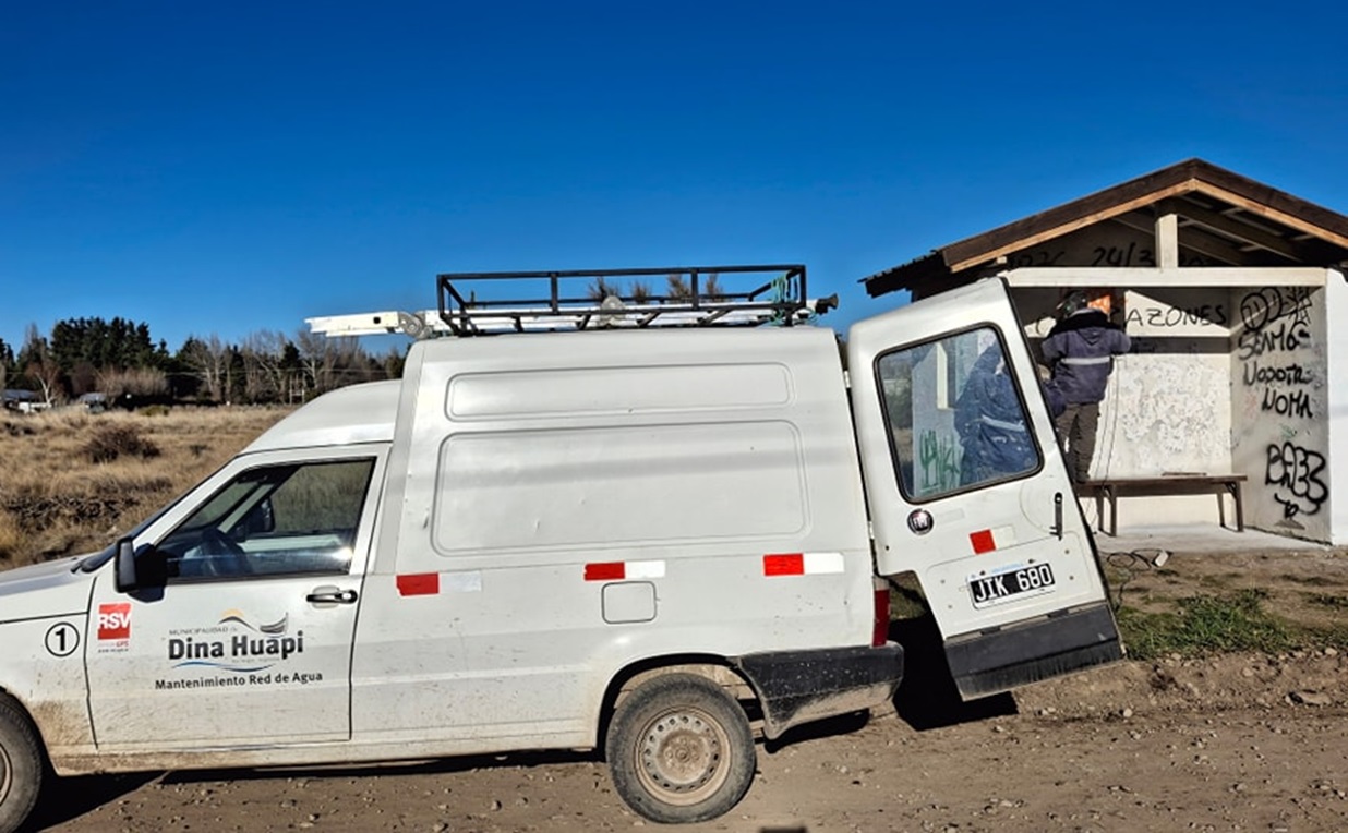 Puesta en valor de las garitas de colectivos en Dina Huapi