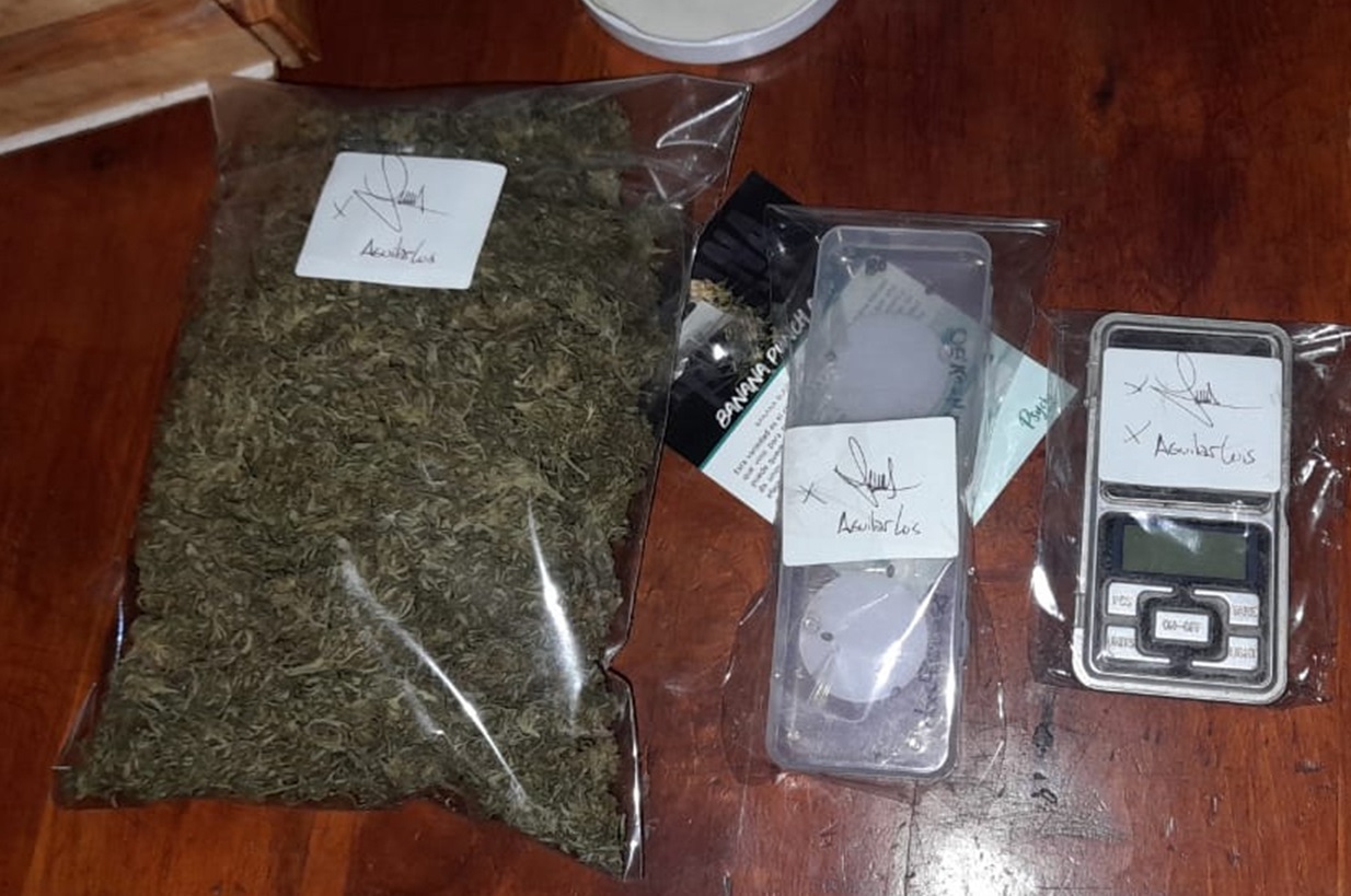 Secuestran estupefacientes y objetos para su fraccionamiento en un allanamiento