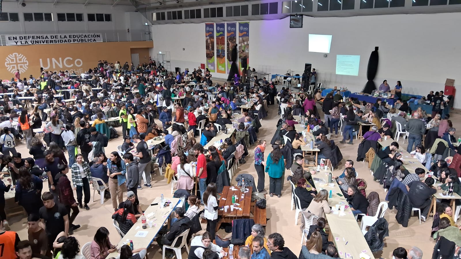 Se realizó el Bingo solidario de la UNCo Bariloche para construir el Comedor Universitario