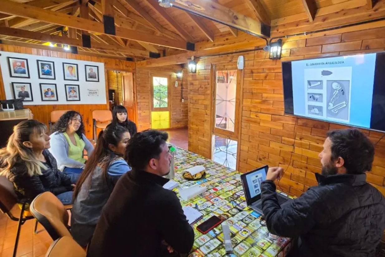 Trabajan en la devolución de colecciones arqueológicas al Museo de Piedra del Águila