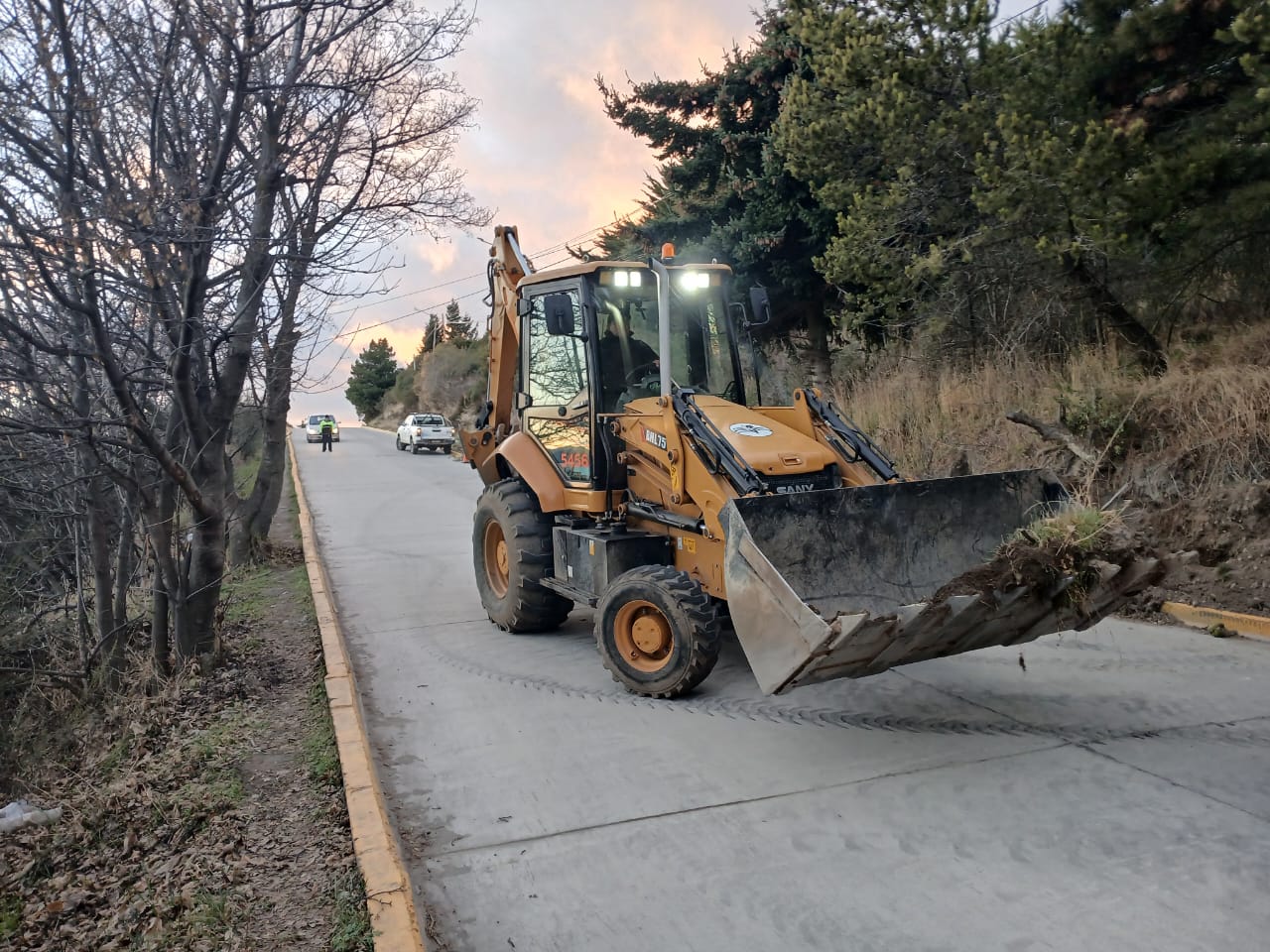 Trabajos de emparejamiento y construcción de veredas en calle Carriego