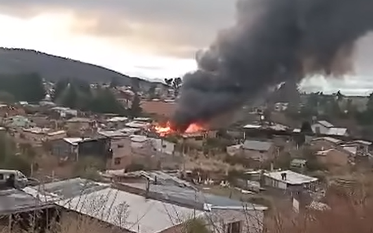 Dolor y tragedia en el barrio 2 de Abril: una mujer murió en un incendio que destruyó tres viviendas