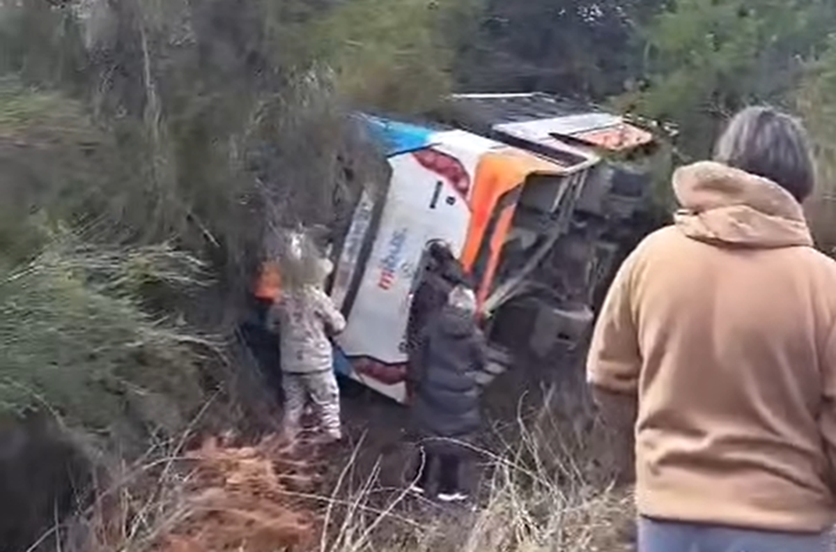 Vuelco en pleno servicio de un micro de Mi Bus camino al Cerro Catedral