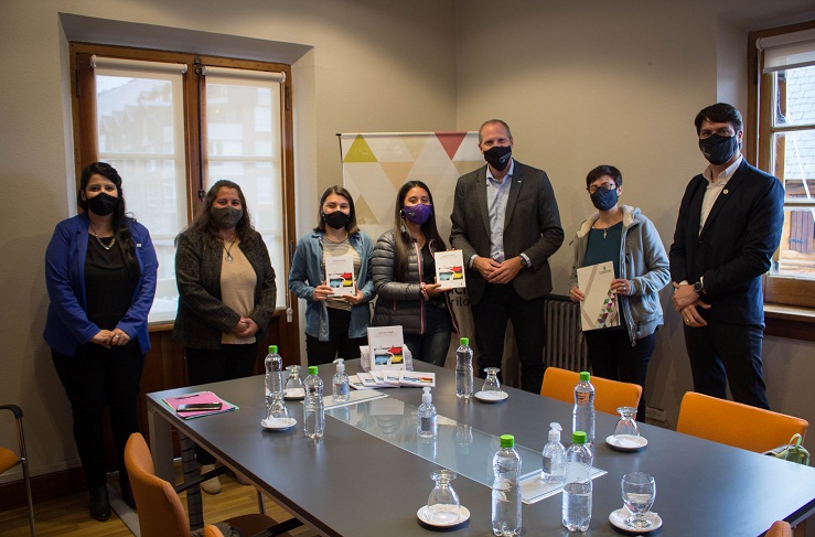 Bariloche: Vicegobernador entregó en el Concejo 50 copias de un libro realizado por estudiantes de la ESRN 105