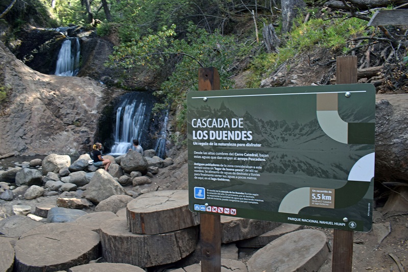 Bariloche: Nueva cartelería en el sendero Cascada de los Duendes